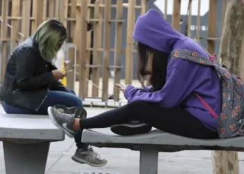 No Rio, 83% são a favor de proibir o uso de celulares nas escolas