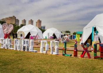 Chinelos descartados nas praias viram arte na Bienal do Lixo