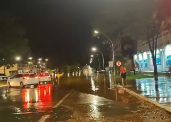 Forte chuva no DF causa alagamentos e queda de energia
