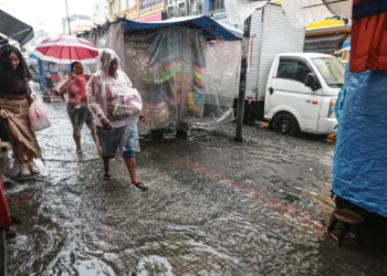 Mulher morre após carro ficar submerso em São Paulo