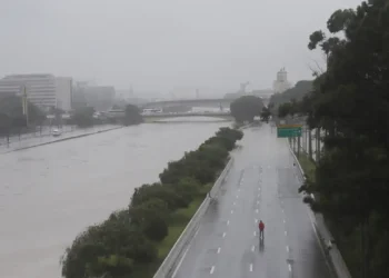 Fortes chuvas atingem São Paulo e alagam ruas