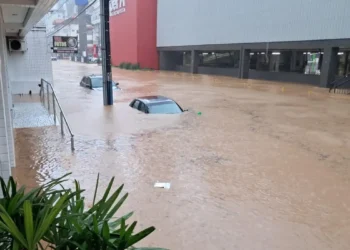 Chuvas levam quatro cidades a decretar emergência em Santa Catarina