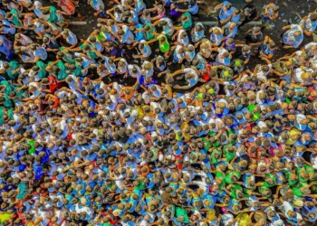 Fiéis lotam ruas de Belém para acompanhar procissão do Círio de Nazaré