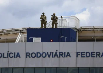 Jovem de 26 anos é atingida por tiro na cabeça em ação da PRF