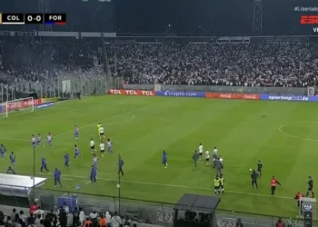 Jogo entre Colo-Colo x Fortaleza pela Libertadores é cancelado após invasão em Santiago