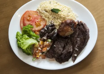 Apesar da alta dos preços, acesso a dieta saudável cresce no Brasil