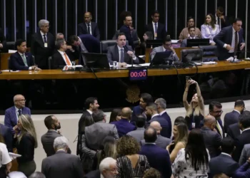 Congresso mantém veto de Bolsonaro à Lei em Defesa da Democracia