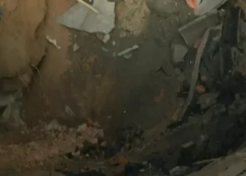 Av. Oscar Pontes: cratera deixa via parcialmente interditada; trânsito é complicado na região
