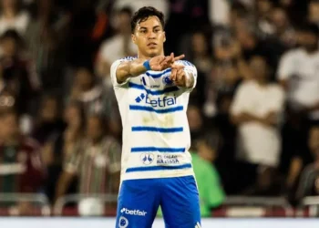 Cruzeiro vence no Maracanã, assume liderança e bate Fluminense na despedida de John Arias