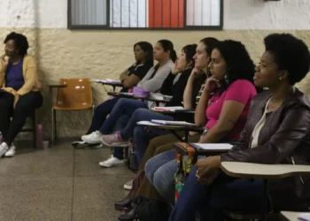Rede de cursinhos populares dá bolsa de R$ 200 a estudantes