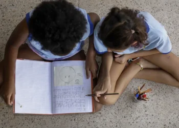 Peça teatral Hora da Saída alerta para riscos do cyberbullying