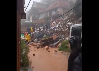 Desabamento causa três mortes em Petrópolis, no RJ