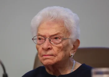 Erundina deixa UTI, é transferida para quarto e recebe visita de Lula