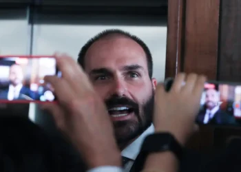 Eduardo Bolsonaro diz que não vai renunciar ao mandato de deputado