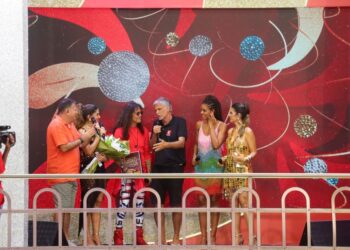 Luiz Caldas recebe troféu Band Folia pelo conjunto da sua obra