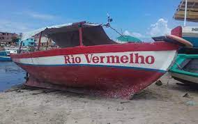 Embarcação que transporta o principal presente para Iemanjá passa por reparos antes da festa