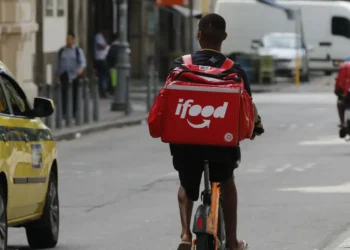 “Clientes nos confundem com garçons”, reclama entregador de aplicativo