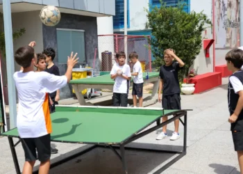 Governo regulamenta lei que restringe uso de celular na escola