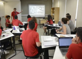 Escolas são importantes no combate à LGBTfobia, defendem especialistas