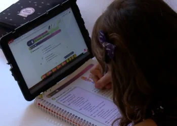 Estudantes de famílias pobres vão receber chips para acesso à internet