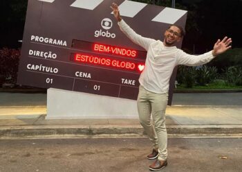 Estudante de Pedagogia egresso da rede estadual  é homenageado em programa de TV por trabalho com alfabetização de idosos