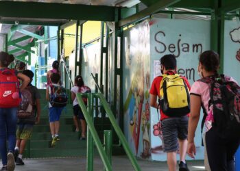 Escola em tempo integral deve ter jornada mínima de 35 horas semanais