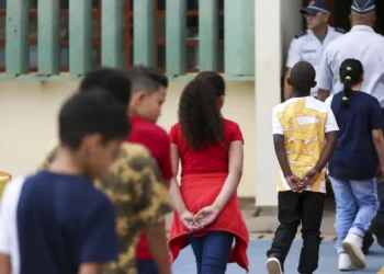 Governo de SP adia para 2026 implementação de escolas cívico-militares