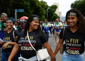 Jovens e mulheres puxam aumento de evangélicos no país, revela IBGE