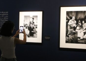 Exposição mostra olhar de Sebastião Salgado sobre Revolução dos Cravos