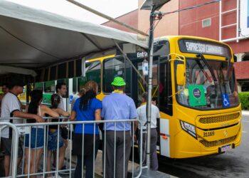 Foliões aprovam Expresso Salvador; serviço transportou 120 mil pessoas no Carnaval 2025