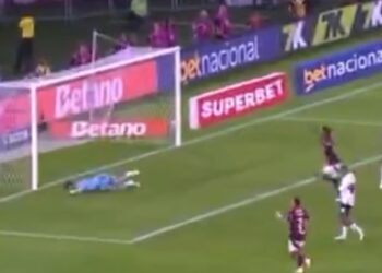 Flamengo vence o São Paulo e mantém a ponta do Brasileirão