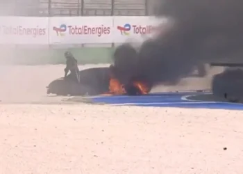 Carro pega fogo na GT World Challenge e piloto sai ileso em Misano