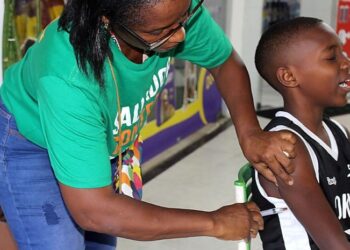 Vacinação contra gripe acontece em mais de 35 postos de Salvador neste sábado (27), incluindo shoppings e supermercados