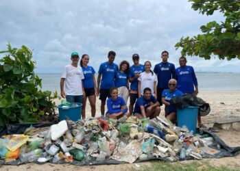 Ação do Projeto Mares retira 130 kg de lixo do mar e da praia em Itaparica