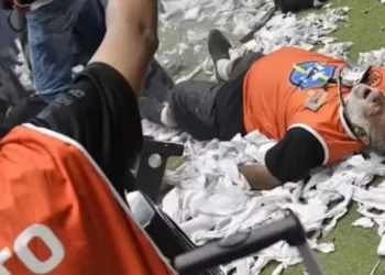 Durante Flamengo x Atlético, fotógrafo é atingido por bomba na Arena MRV e passará por cirurgia