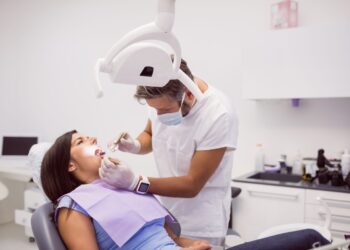 Cárie dentária é o principal problema bucal que atinge os brasileiros; dentista dá dicas de como evitá-la