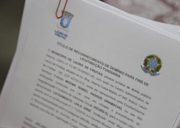 Prefeitura de Lauro de Freitas entrega escrituras a moradores de Terra Prometida, em Vida Nova, nesta sexta-feira (12)