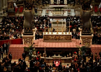 Funeral e sepultamento do papa Francisco são realizados neste sábado