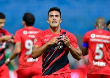 Athletico-PR faz 2 a 0 no Palmeiras e retoma liderança do Brasileirão