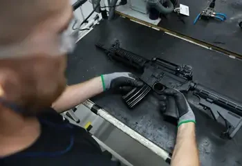 PM do Rio apreende fuzis e granadas em ação contra o crime organizado