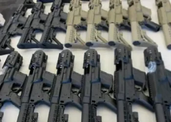 Maioria de fuzis apreendidos em 2024 no Rio foi fabricada no exterior