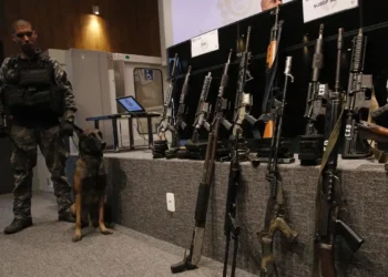 Ações da PM apreendem fuzis, metralhadoras e drogas no Rio de Janeiro