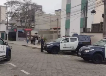 Mulher, que andava nua pelas ruas, é presa após confessar assassinato do próprio pai em Itanhaém (SP)