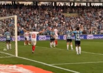 Com Lei do Ex, Bahia vence o Grêmio e se mantém no grupo de frente