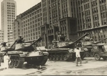 Golpe de 1964: manutenção de tutela militar permitiu golpismo do 8/1