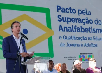 Governo faz pacto para alfabetizar brasileiros com mais de 15 anos