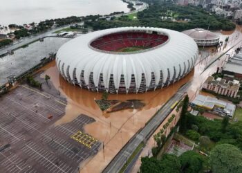 Porto Alegre: gramado do estádio Beira-Rio é atingido por alagamento