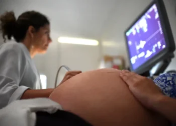 Entenda pré-eclâmpsia e síndrome de Hellp, que afetaram cantora Lexa