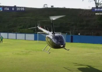 Para embarque de deputado, helicóptero pousa no gramado e interrompe partida do intermunicipal