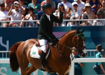 Em dia histórico, Brasil põe dois na final do hipismo em Paris 2024